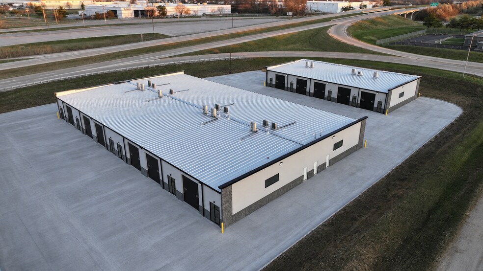 More Photos Of 540-570 N Service Rd, Saint Peters Flex For Lease