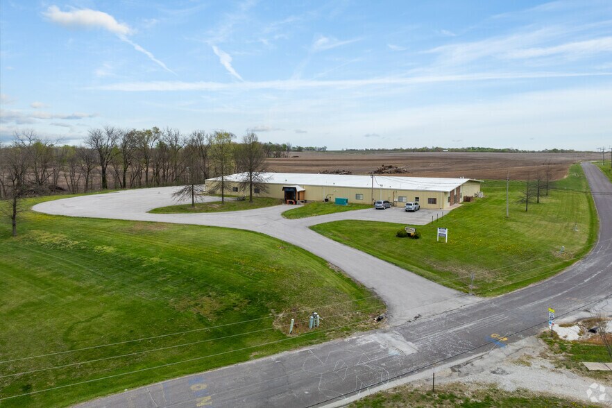 More Photos Of 601 E Marshall St, Sweet Springs Flex For Sale