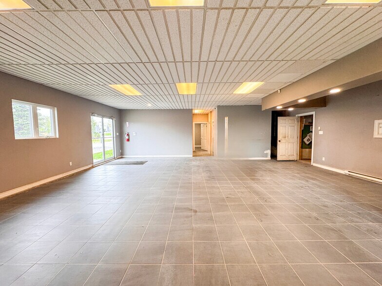 More Photos Of 511 Ferdinand Blvd, Dieppe Showroom For Lease