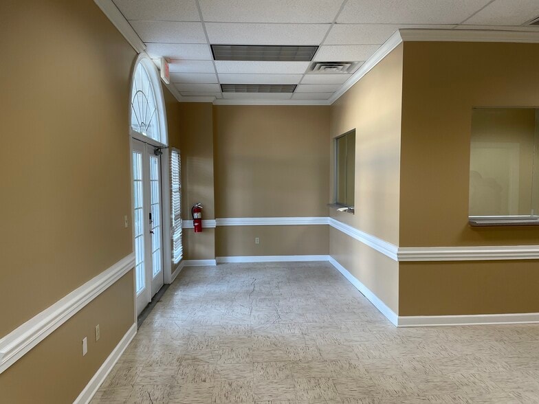 More Photos Of 6131 Shallowford Rd, Chattanooga Office For Sale