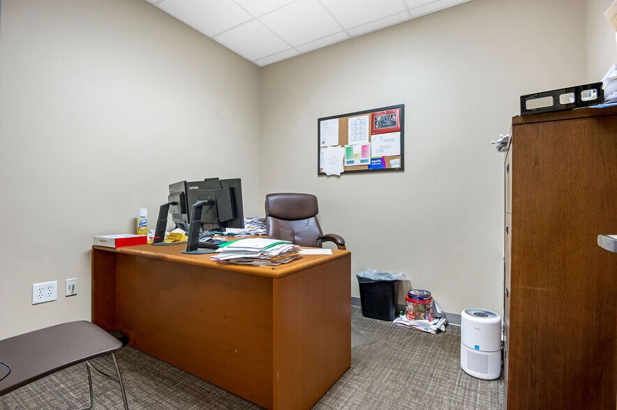More Photos Of 4275 Western Blvd, Jacksonville Medical For Sale
