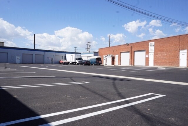 More Photos Of 15140-15180 Raymer St, Van Nuys Warehouse For Lease