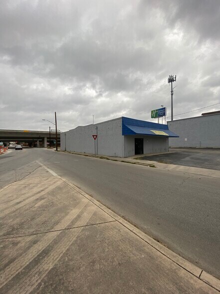 More Photos Of 819 S Laredo St, San Antonio Warehouse For Lease