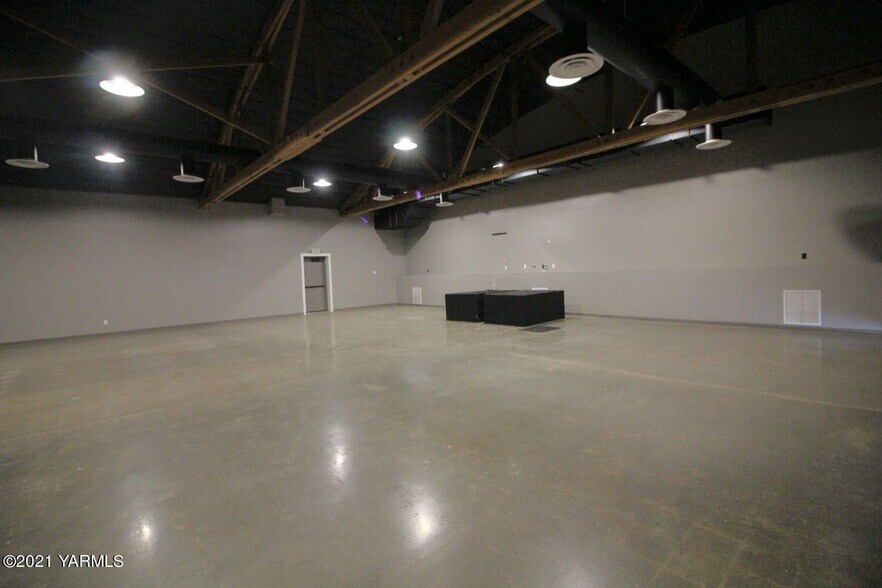 More Photos Of 1710 Gregory Avenue Ext, Sunnyside General Retail For Sale