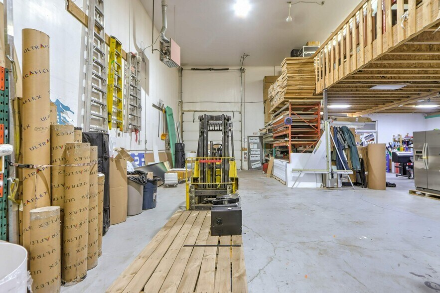 More Photos Of 9903 76th Ave NW, Edmonton Showroom For Lease