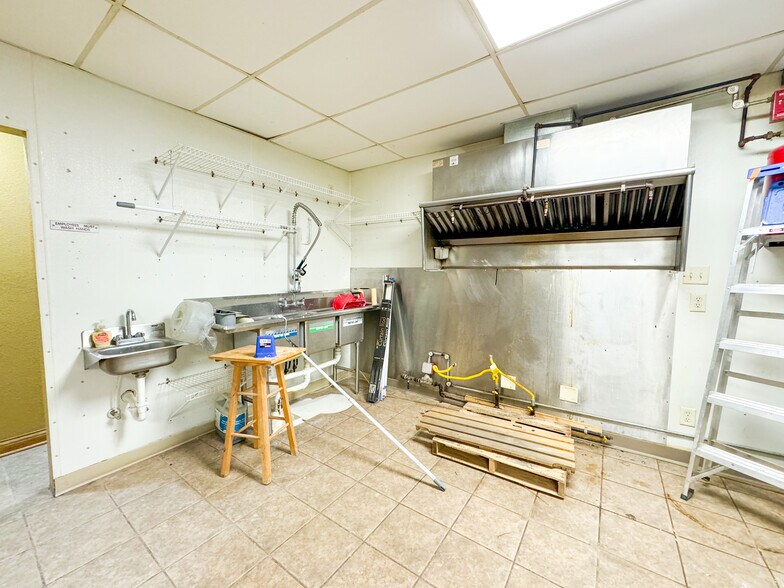 More Photos Of 101 W Main St, Syracuse Storefront Retail Residential For Lease