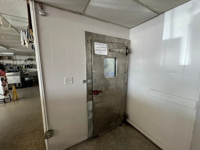 More Photos Of 1345 Kathleen Rd, Lakeland General Retail For Sale