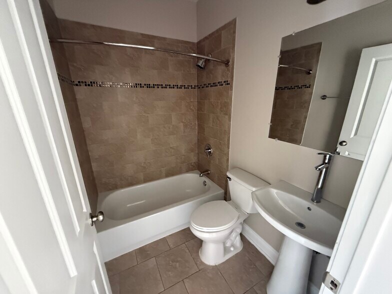 More Photos Of 703 Carondelet St, New Orleans Apartments For Sale