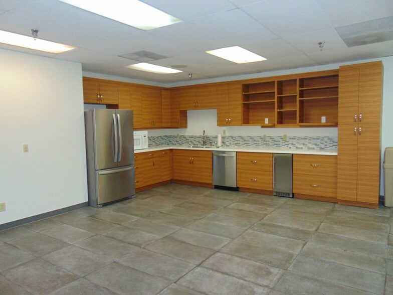 More Photos Of 4913 W Laurel St, Tampa Light Distribution For Lease