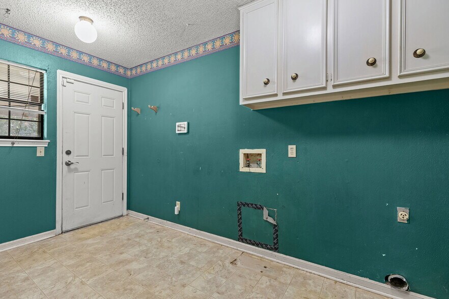 More Photos Of 12409 Lowden Ln, Manchaca Flex For Sale