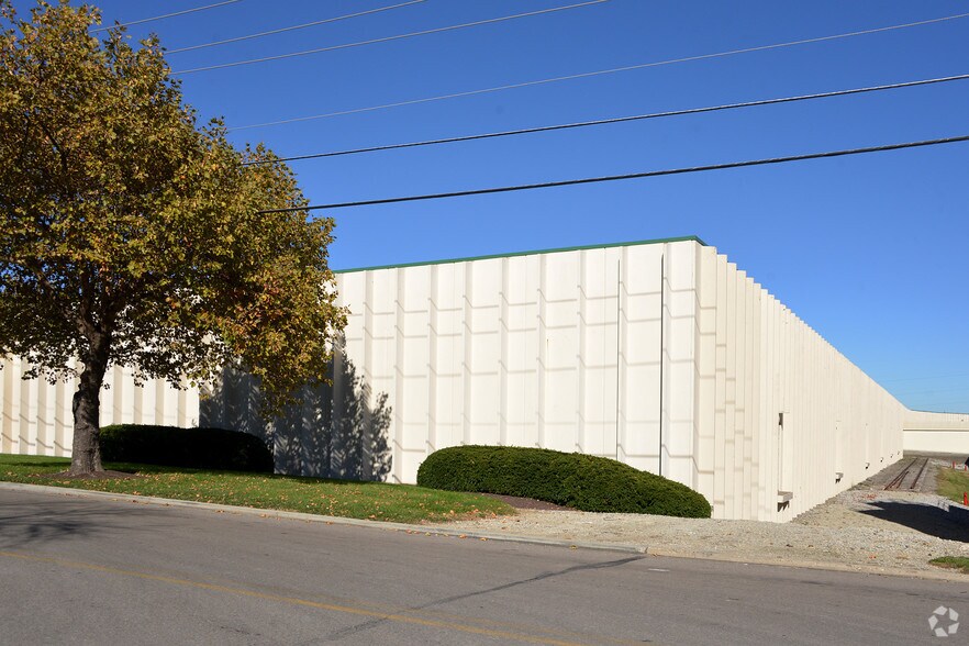More Photos Of 338-348 Circle Freeway Dr, Cincinnati Warehouse For Lease