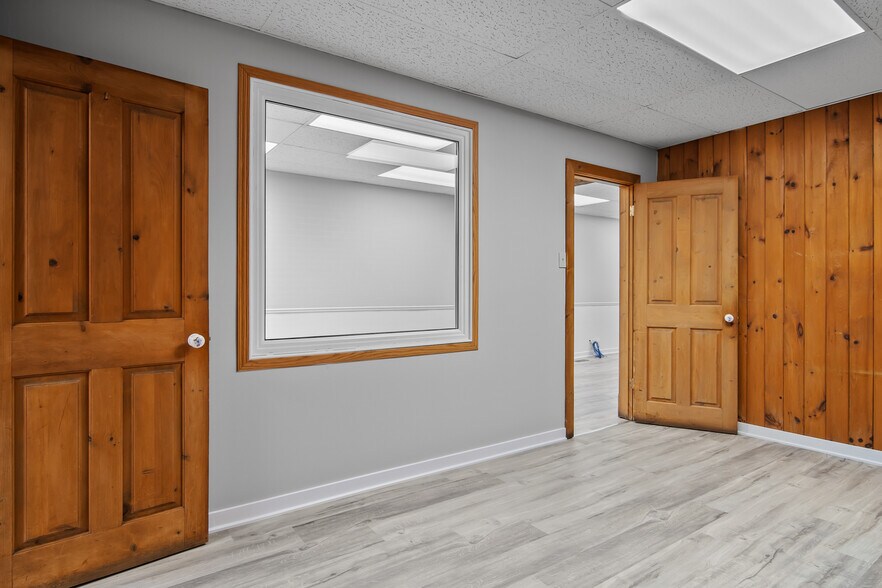 More Photos Of 58 Dundas St E, Napanee Storefront For Sale