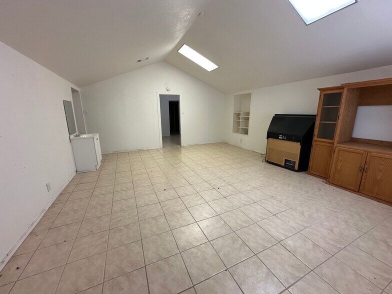 More Photos Of 6628 Crestway Dr, San Antonio Flex For Sale