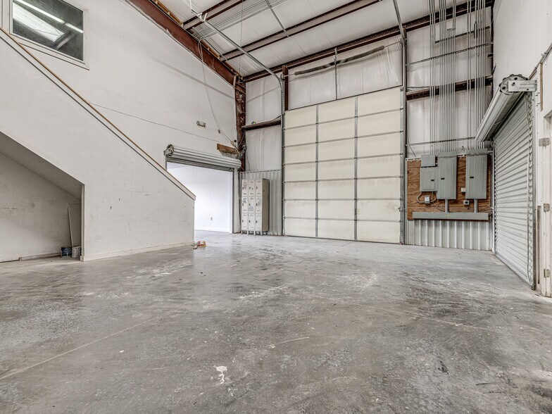 More Photos Of 6355 Boucher Dr, Edmond Showroom For Lease