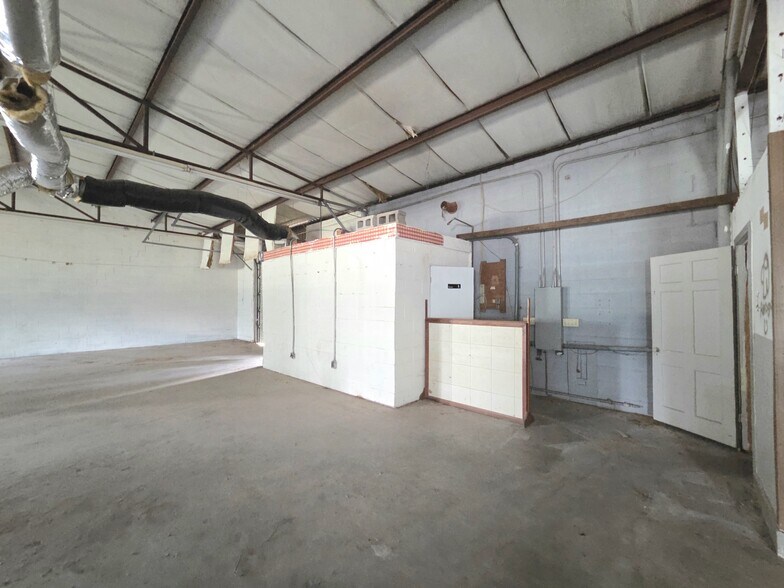 More Photos Of 14077 N Highway 75, Willis Warehouse For Sale