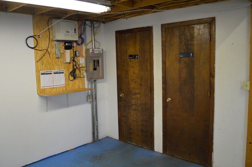 More Photos Of 15 Herman Dr, Simsbury Light Manufacturing For Lease