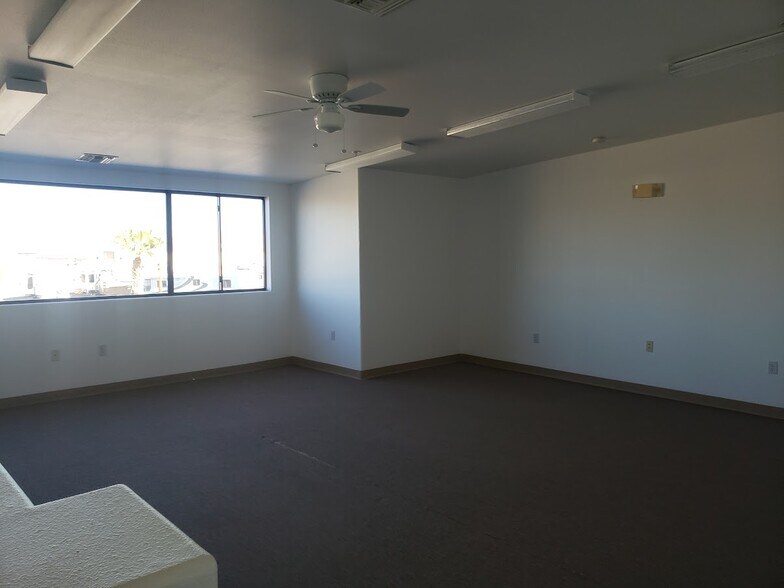 More Photos Of 1524 E Drinda Way, Bullhead City Warehouse For Lease