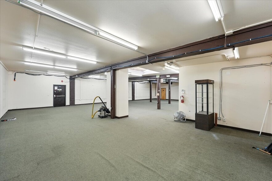 More Photos Of 2975 NE Sandy Blvd, Portland Storefront For Sale