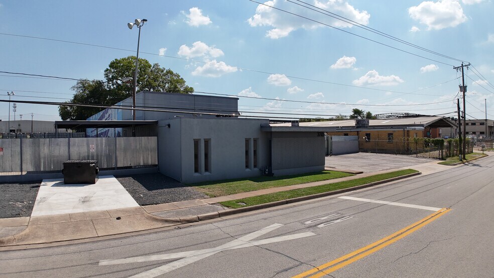Primary Photo Of 3713 Cockrell Ave, Fort Worth Flex For Lease