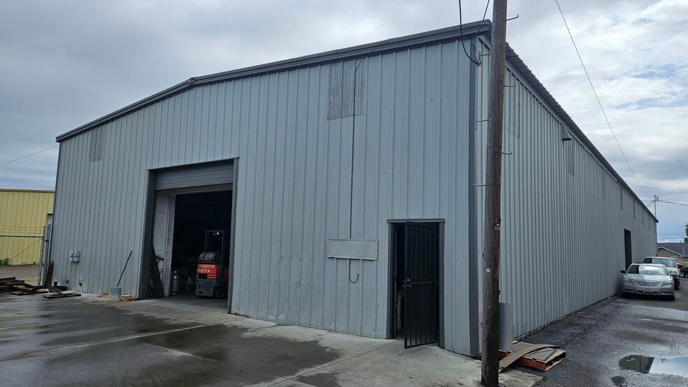 More Photos Of 2307-2311 Industrial Way, Ceres Warehouse For Sale