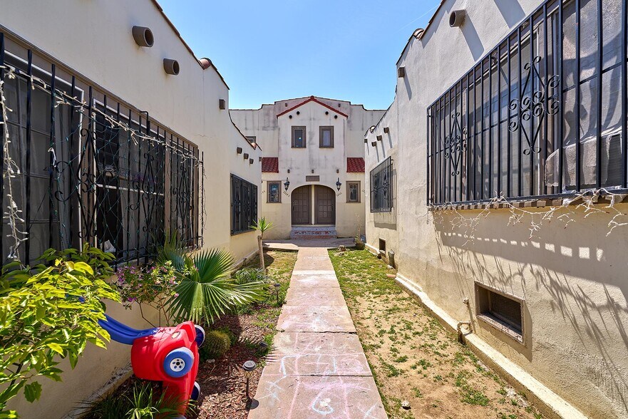 More Photos Of 3262 Monette Pl, Los Angeles Apartments For Sale