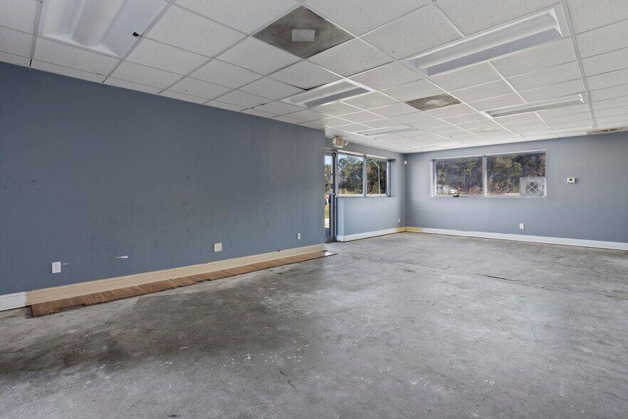 More Photos Of 15237 Russell Blvd, Gulfport Auto Salvage Facility For Lease