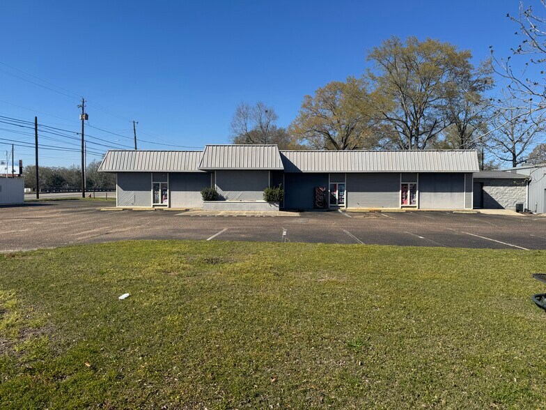 More Photos Of 990 N Daleville Ave, Daleville Warehouse For Sale
