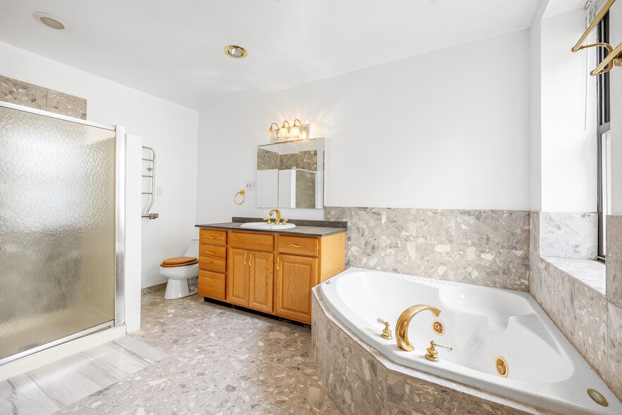 More Photos Of 424 W 49th St, New York Apartments For Sale