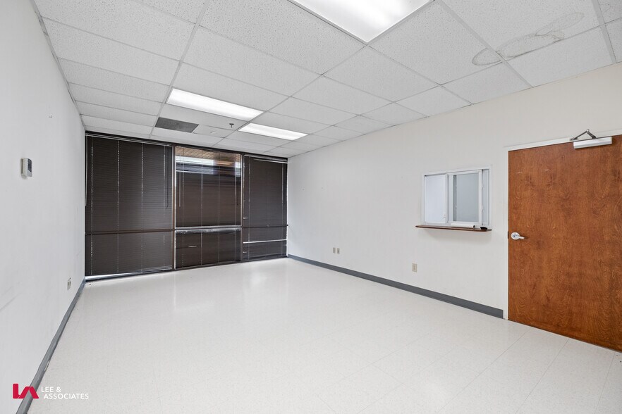 More Photos Of 5020-5072 Clark Howell Hwy, College Park Showroom For Lease