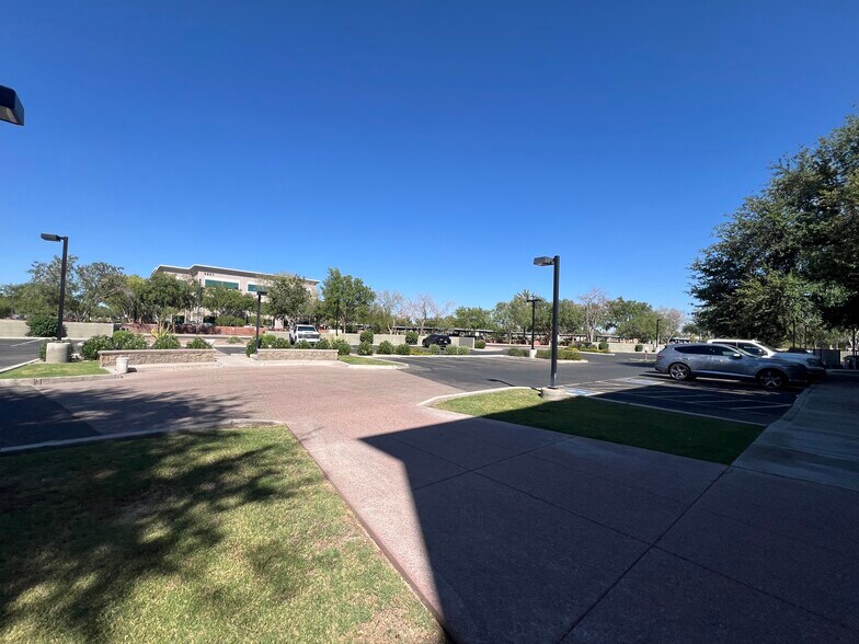 More Photos Of 5701 W Talavi Blvd, Glendale Office For Lease