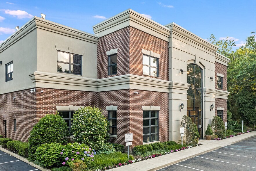 More Photos Of 51 Charles St, Mineola Office For Lease