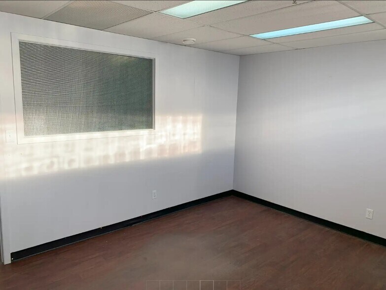 More Photos Of 901 1 St Av N, Saskatoon Self Storage For Lease