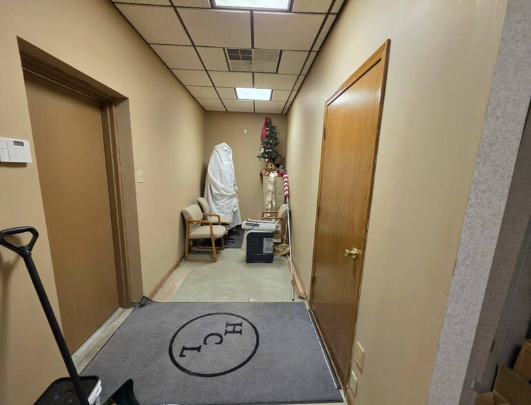 More Photos Of 204 S Washington St, Mc Leansboro Office For Sale