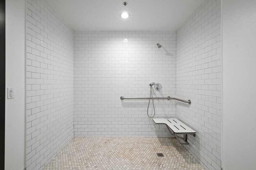 More Photos Of 800 E Dyer Rd, Santa Ana Showroom For Sale