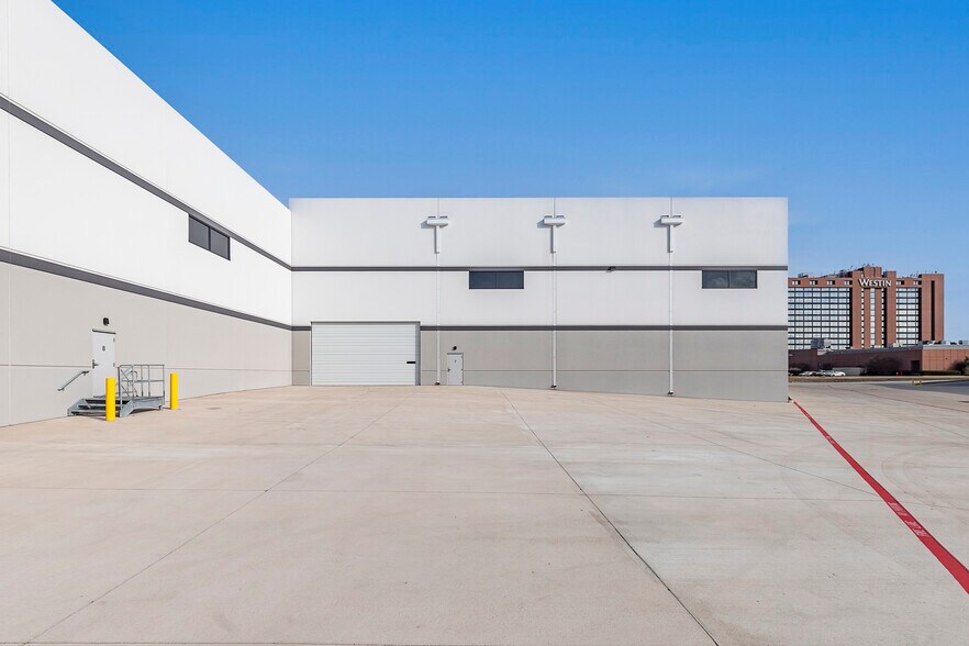 More Photos Of 4536 W Royal, Irving Warehouse For Lease
