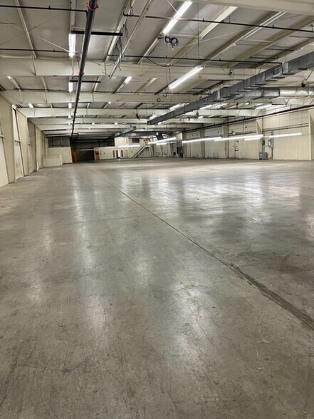 More Photos Of 606 Pine Tree Rd, Oxford Warehouse For Lease