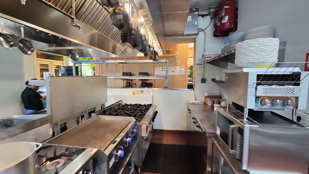 More Photos Of 560 Dutch Valley Rd NE, Atlanta Apartments For Sale