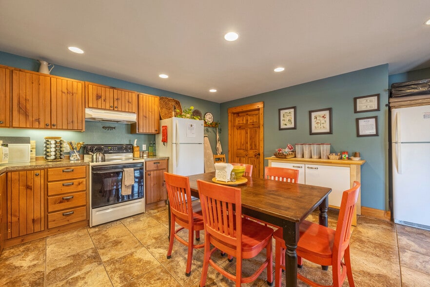 More Photos Of 210 Hartman Ave, Maupin Hotel For Sale