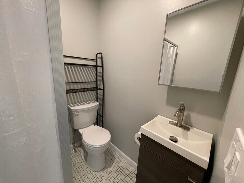 More Photos Of 2504 Grand Ave, Baldwin Office For Sale