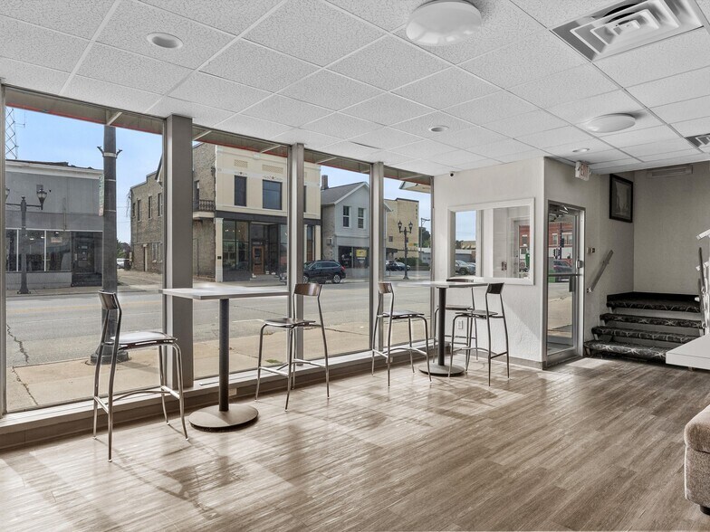 More Photos Of 908 Washington St, Manitowoc Hotel For Sale
