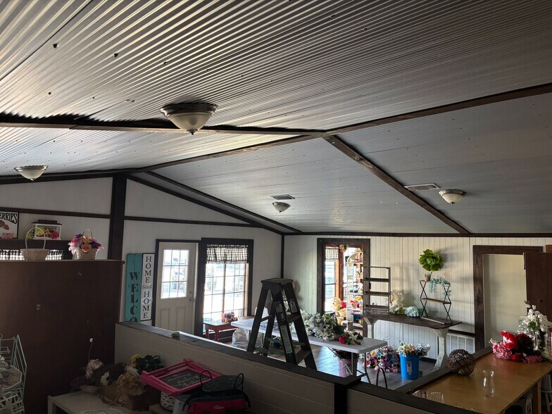 More Photos Of 9 NW Martin Luther King Ave, Idabel General Retail For Sale