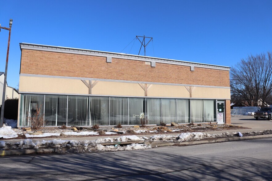 Primary Photo Of 205 E Green St, Clinton Storefront For Sale