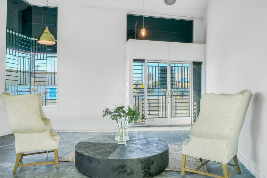 More Photos Of 328 Lincoln Blvd, Venice Storefront Retail Residential For Sale