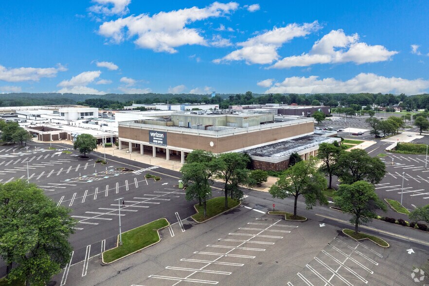 More Photos Of 100 Neshaminy Mall, Bensalem Department Store For Sale