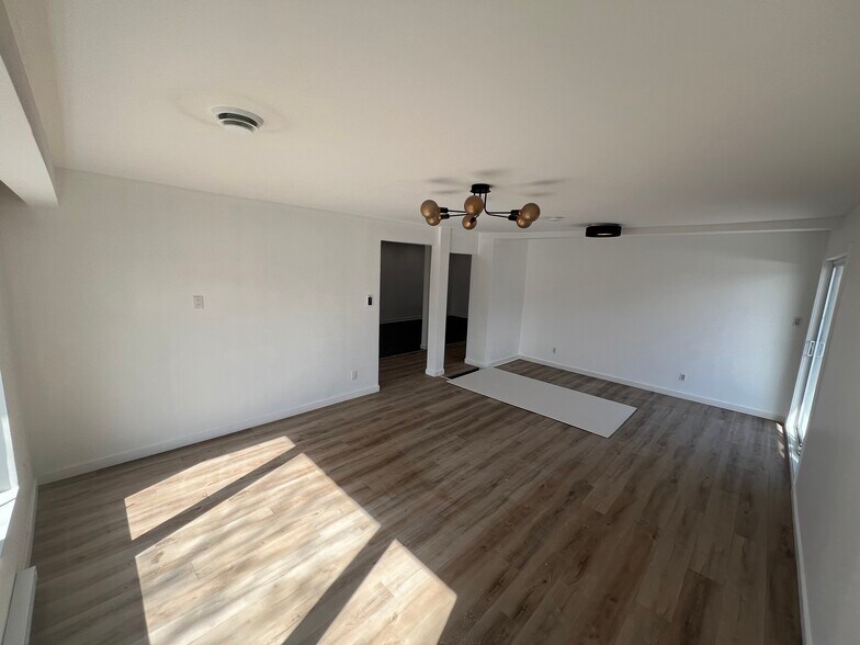 More Photos Of 1685 Av Lacroix, Laval Storefront For Lease