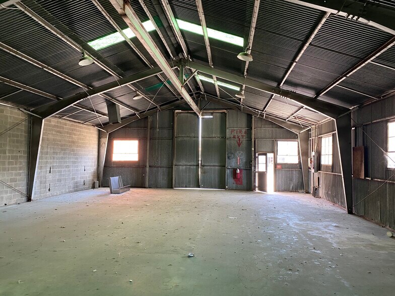 More Photos Of 1547 W Poplar St, San Antonio Warehouse For Sale