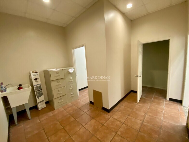 More Photos Of 37 Buck Creek Plz, Alabaster Storefront Retail Office For Lease