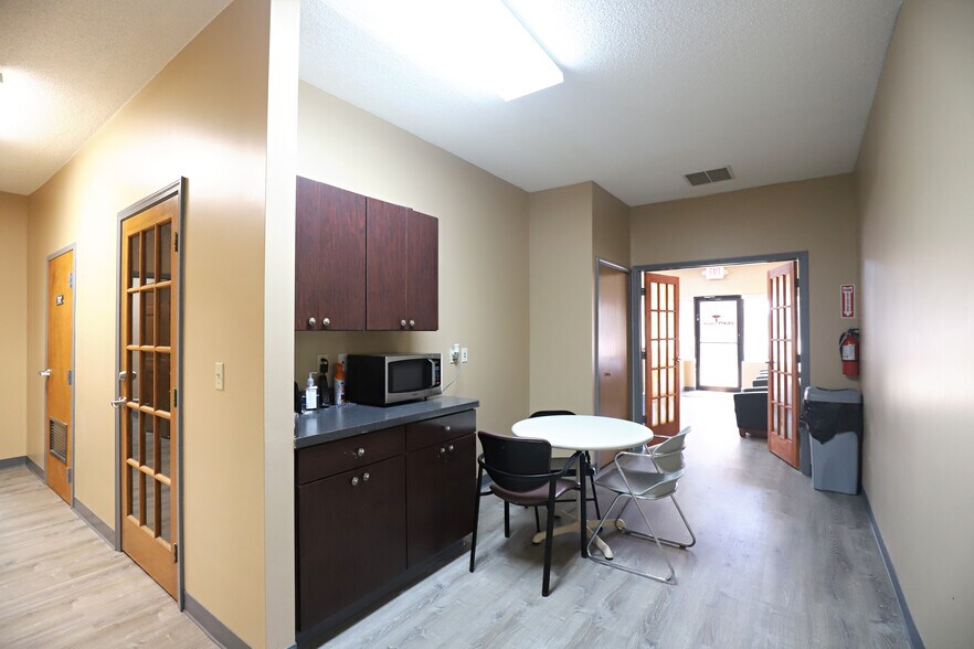 More Photos Of 2255 S Linden Rd, Flint Office For Sale