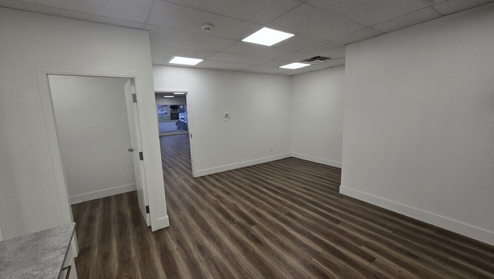 More Photos Of 864 Victoria Av E, Regina General Retail For Sale