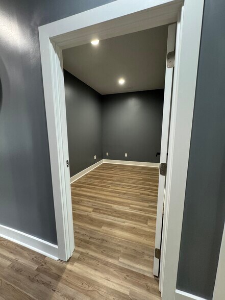 More Photos Of 301-304 Macy Dr, Roswell Medical For Lease